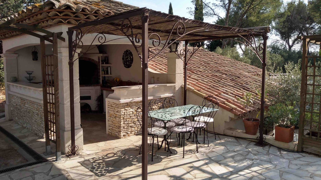 Una pérgola de hierro forjado en una terraza