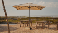 Un parasol recto afuera