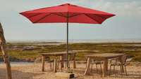 Un parasol recto con una tela de poliéster rojo