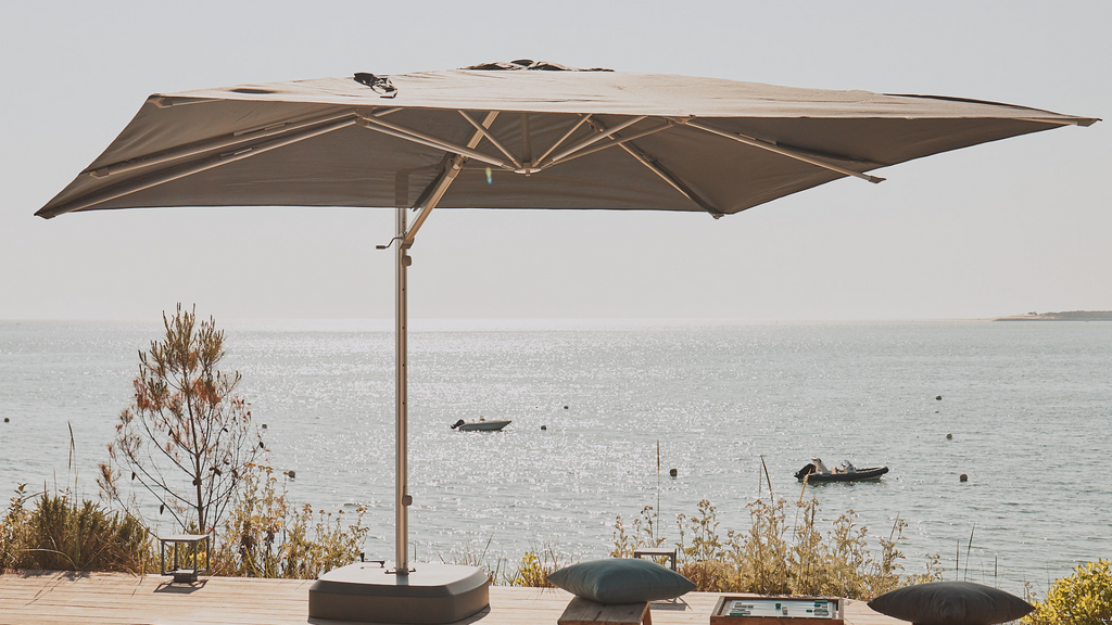 Una sombrilla excéntrica en una terraza junto al mar
