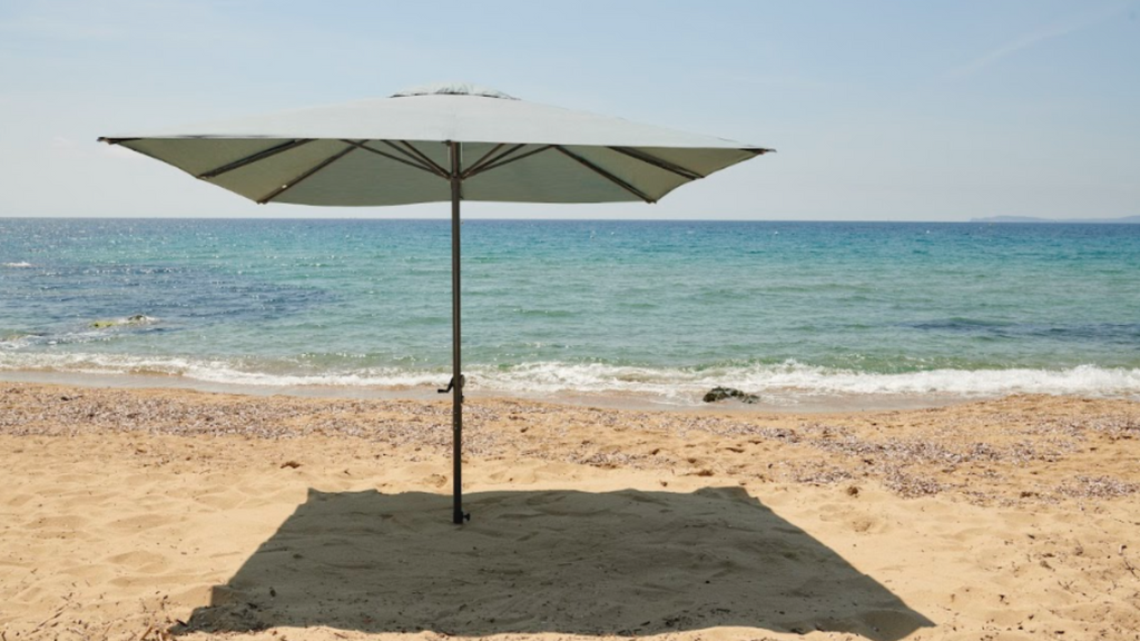Un parasol en la arena que se mantiene sin un soporte 