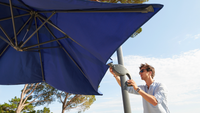 Hombre ajustando su parasol