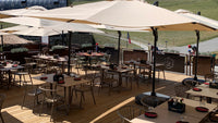 sombrillas en terraza de restaurante